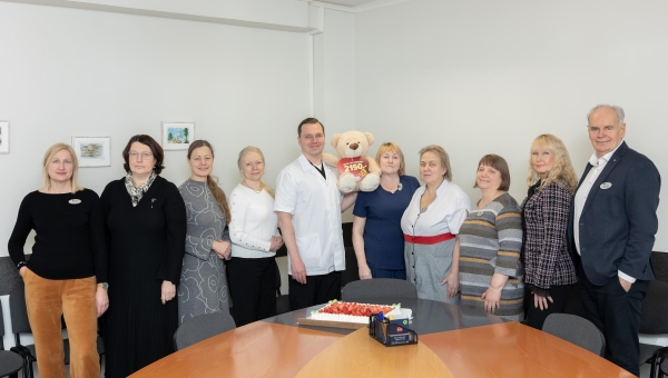   Võru Selveri kogutud annetussumma anti Lõuna-Eesti haiglale üle 10. veebruari hommikul. Lõuna-Eesti haigla kommunikatsioonijuht Ave Abel (vasakult), finantsjuht Külli Raup, personalijuht Triin Jaaska, Kagukeskuse Selveri juhataja asetäitja Maiu Vellak, naistearst Denis Samarskii, ämmaemand Ene Kons, õendusjuht Angela Siidra, ravijuht Agnes Aart, Kagukeskuse Selveri juhataja Evelin Kõiv, Lõuna-Eesti haigla juhatuse liige Arvi Vask. Foto: AIGAR NAGEL